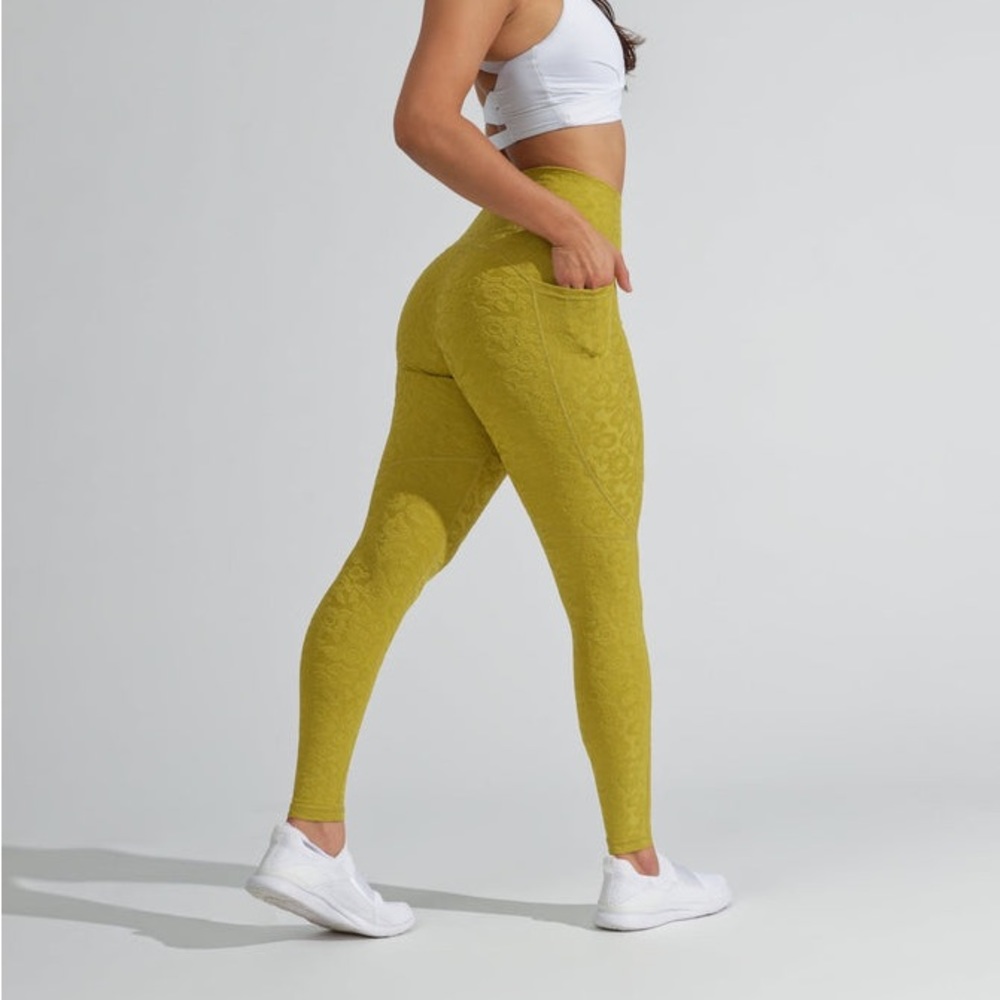 Buff Bunny Flower Power Leggings New